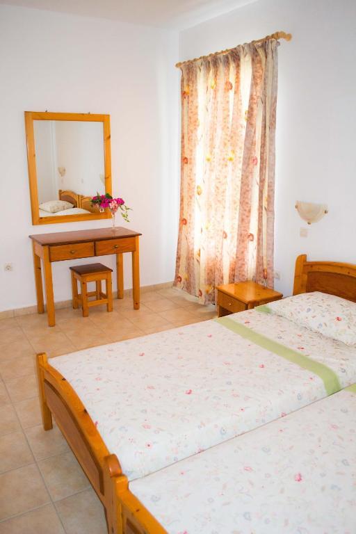 Mousses Studios & Apartments Lefkos  Rom bilde