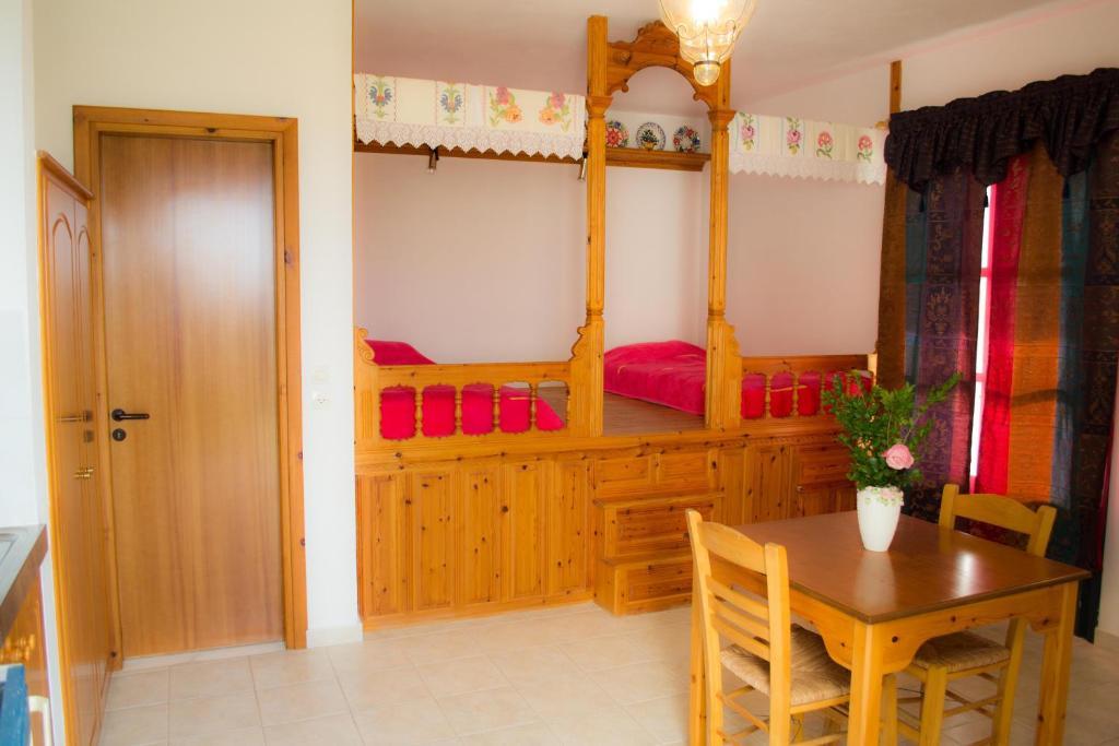 Mousses Studios & Apartments Lefkos  Rom bilde